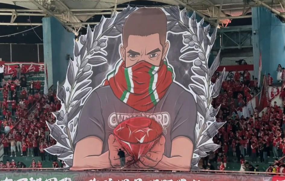 河南對申花Tifo：縱有萬般困難，你依舊是那顆璀璨耀眼的珍寶