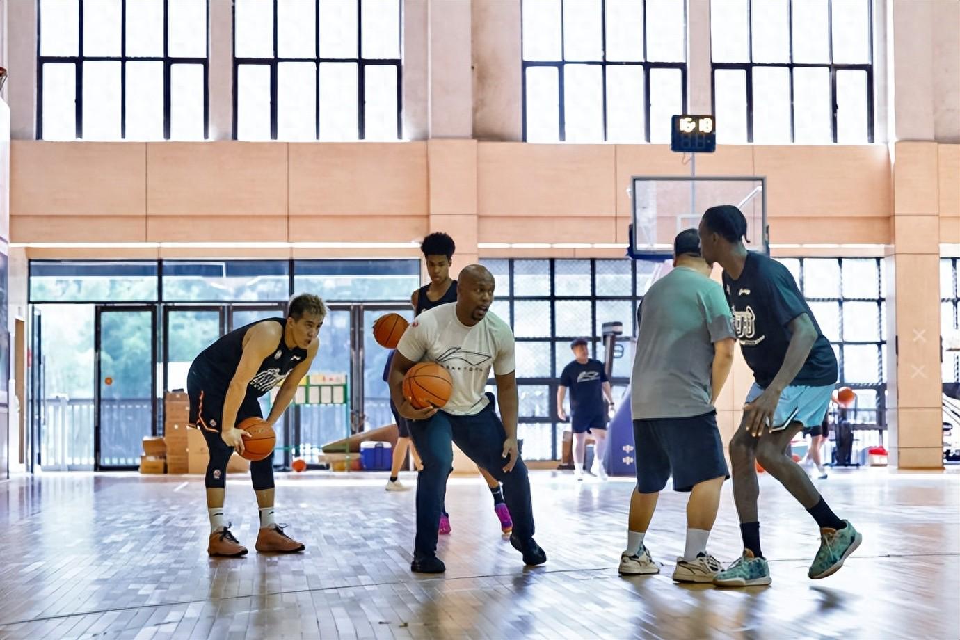 廣州外教如何培養徐昕？每天投250記三分，按NBA球員的標準訓練
