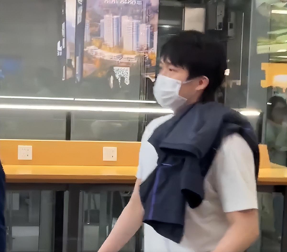 國乒凱旋曝光！王楚欽彰顯自信，孫穎莎颯爽，回成都備戰世乒賽