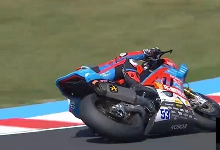 最后一圈連超兩人！WSBK匈牙利站首回合：張雪機車車手德比斯奪冠
