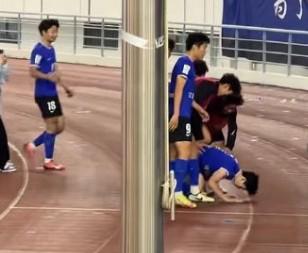 晉級總決賽后，江蘇常晉隊苗潤東在看臺前對江蘇球迷磕頭